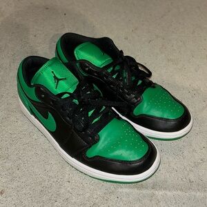 AIR JORDAN 1 LOW - BLACK & LUCKY GREEN